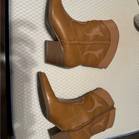 Women’s bootie cowboy boots. - Picture 3 of 6